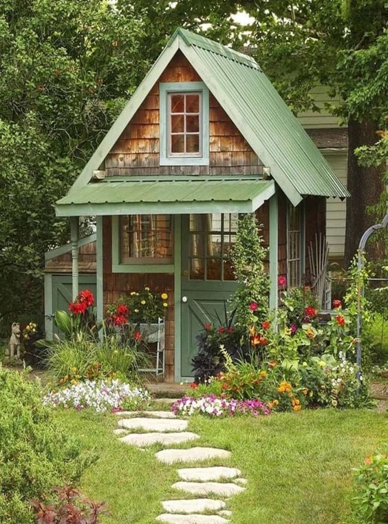 She shed garden paradise