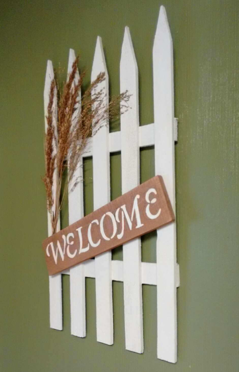 Welcome pallet sign right side view