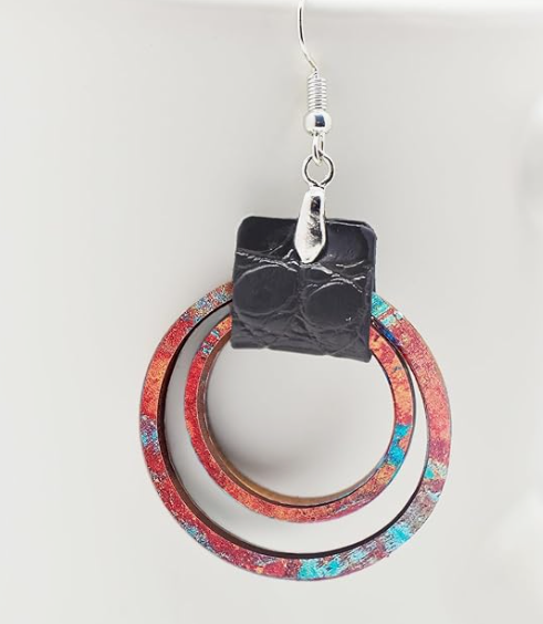 Earrings with colorful circular design 