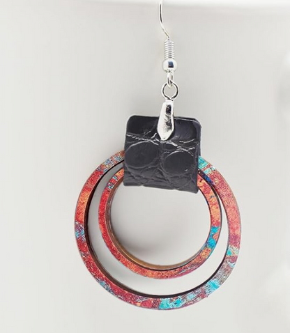 Earrings with colorful circular design 