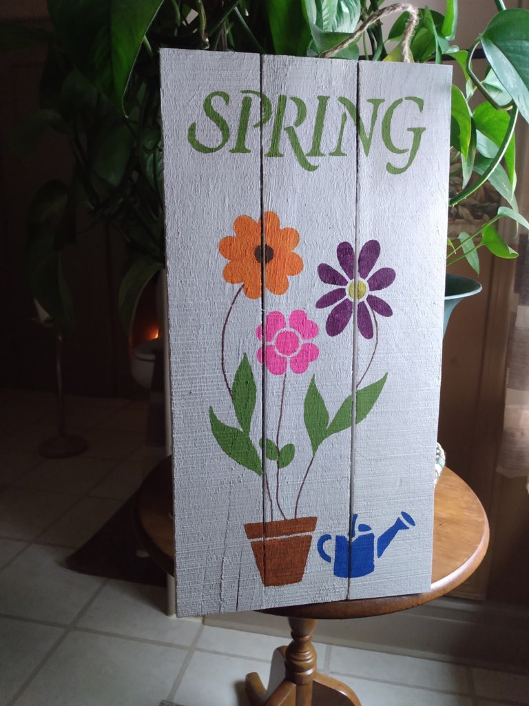Spring-pallet sign on table