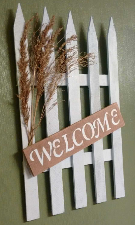 Welcome pallet sign right view
